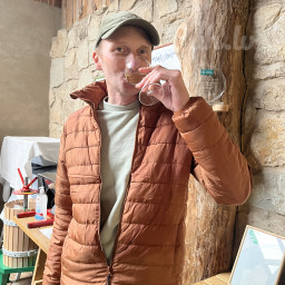 Sandis, 44