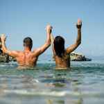 Приятный и спортивный мужчина отправляется на нудистский пляж Vecaki. Пары и жен…